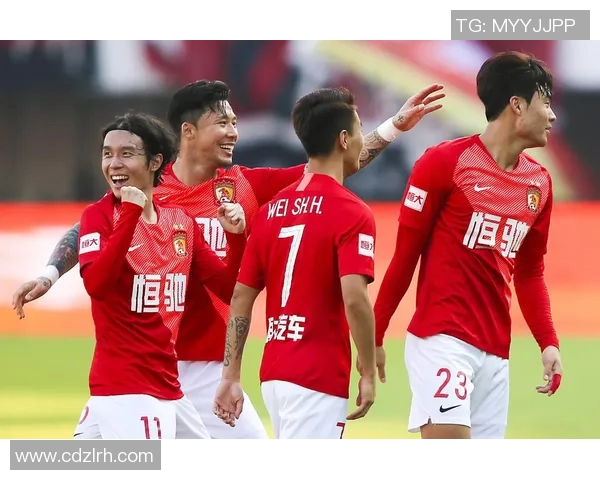 足球明星强势加盟恒大足球队助力球队冲击新赛季荣誉荣耀再创辉煌