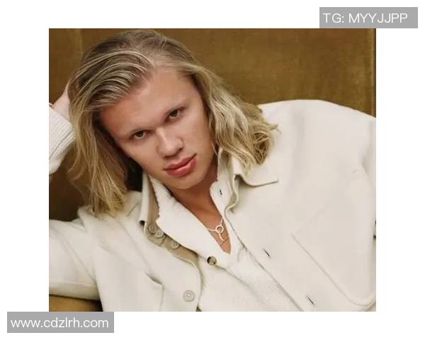 足球明星哈兰德独特发型大揭秘与时尚搭配技巧分享